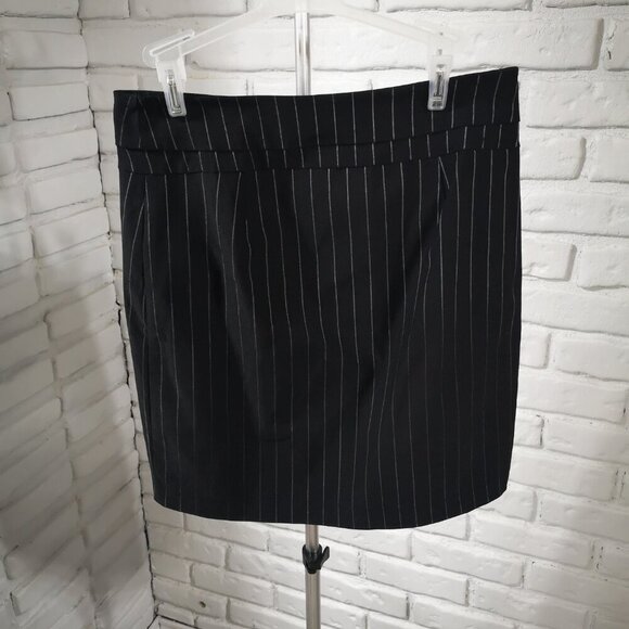 Reitmans Ladies Size 7 Black & with Grey Stripes Pull On Skirt - Picture 2 of 8